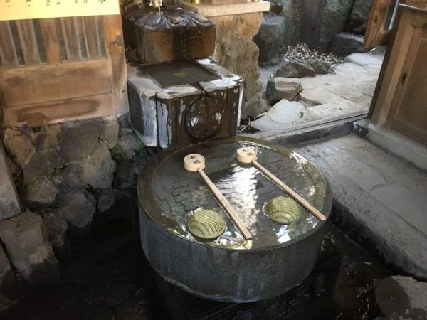 阿那稲荷神社でお金を洗う