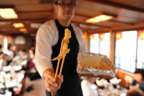 船内で揚げたての天ぷらを提供