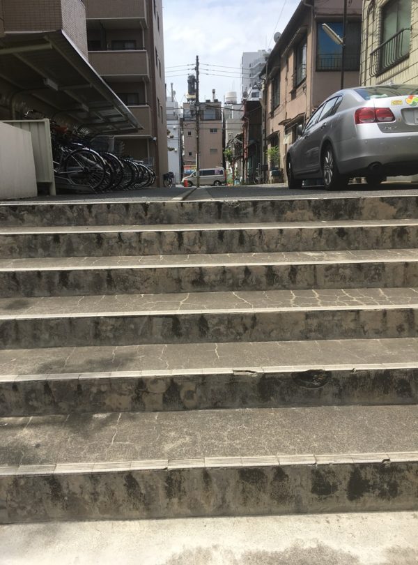 吉原を囲んでいたおはぐろどぶ側から撮影した段差