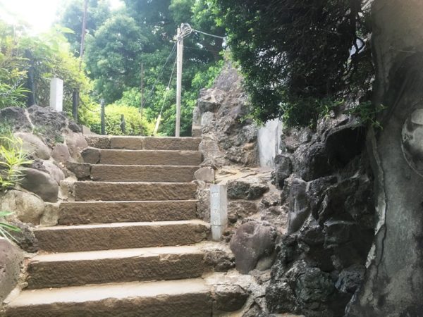 階段途中に設けられた富士塚入り口