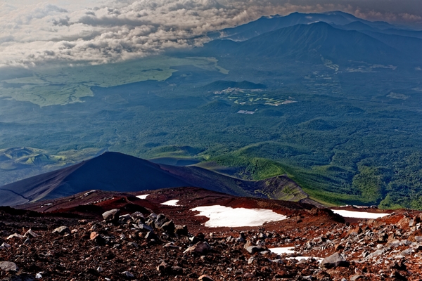 富士山の登山口から宝永山を臨む