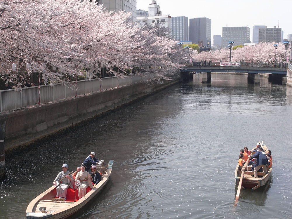 和船に乗っての新内流しが名物