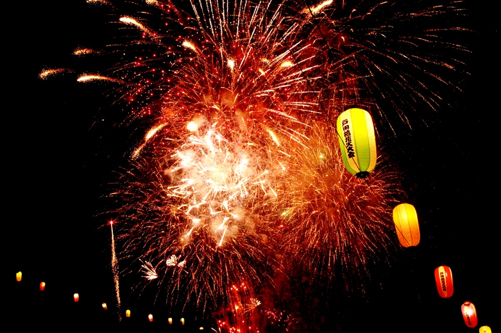 頭上で花火が打ちあがる大迫力