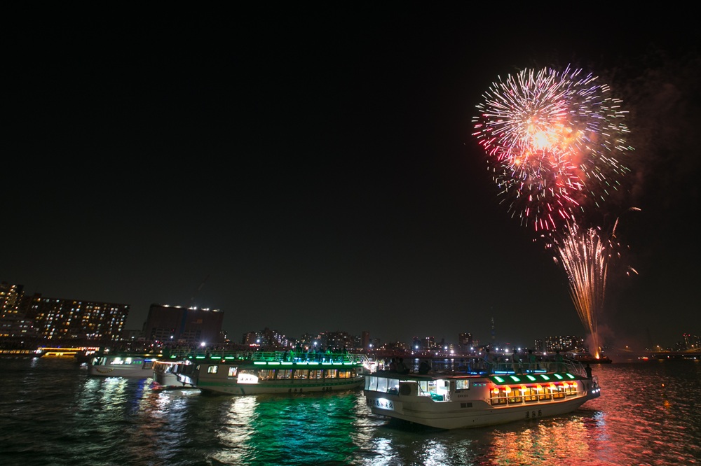 約75分間にわたり総数約14,000発の花火が音楽とともに打ちあがる