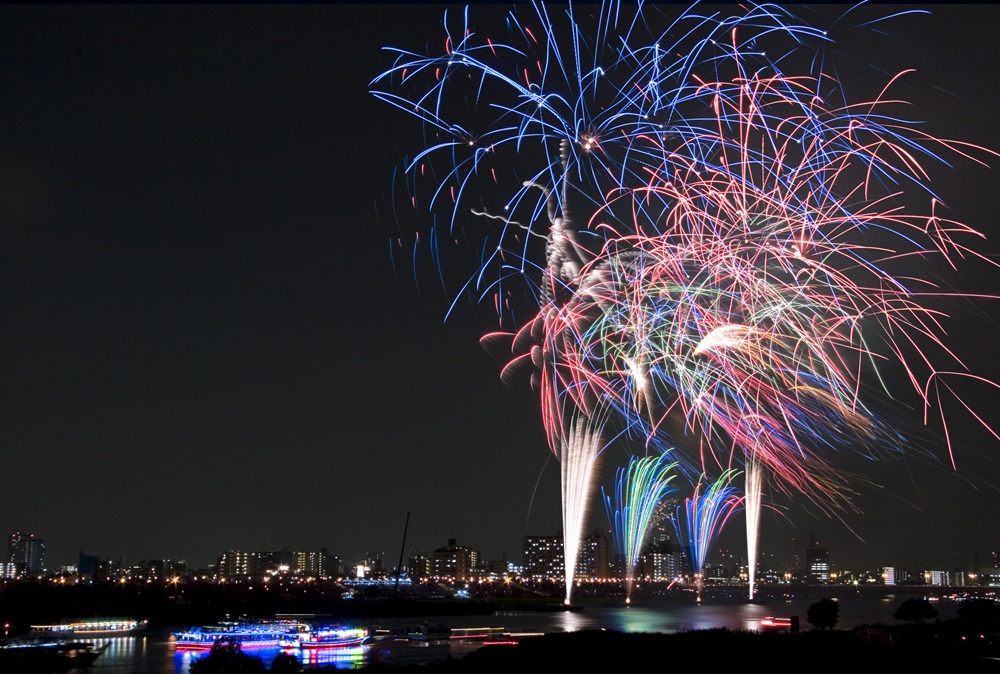 足立の花火は屋形船
