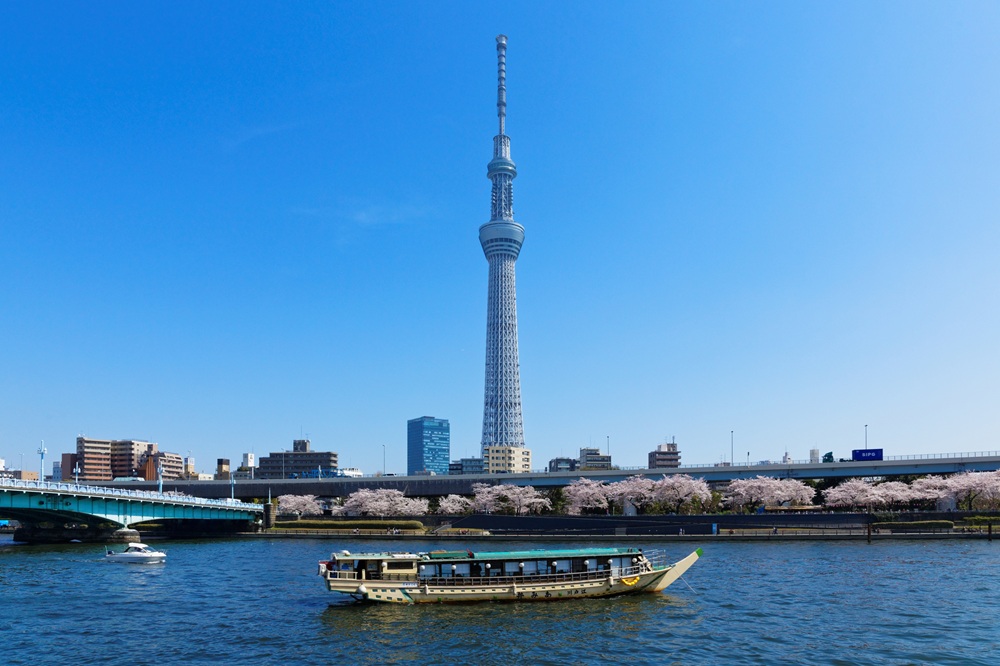 東京スカイツリーと屋形船