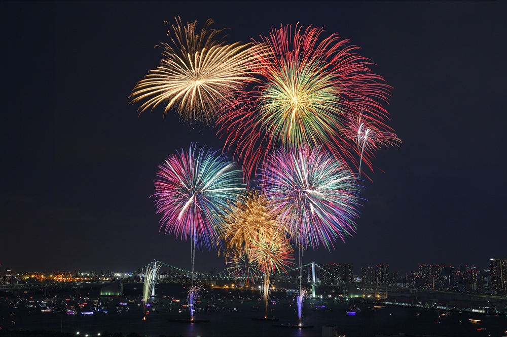 大掛かりな仕掛け花火が魅力